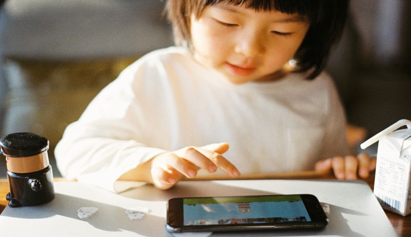 Child using online device